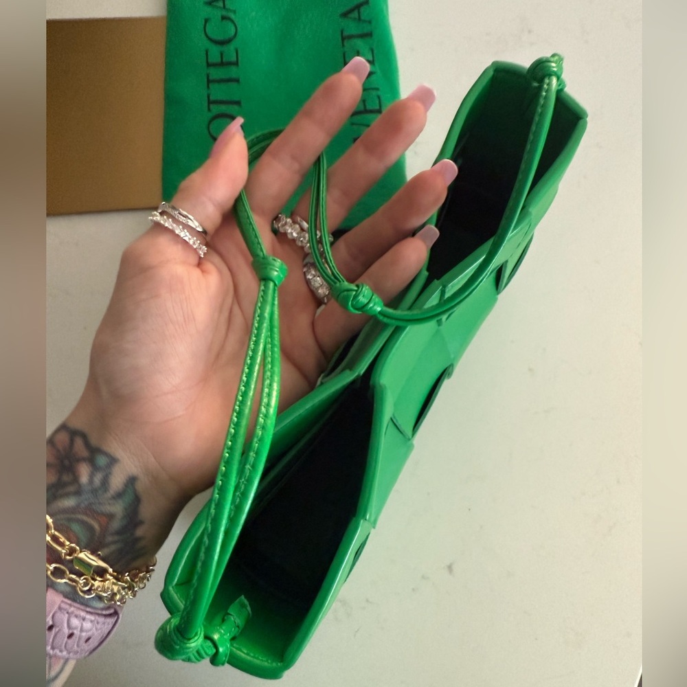 BOTTEGA VENETA Calfskin Maxi Intrecciato Cassette Pouch on Strap in Parakeet - Picture 6 of 15